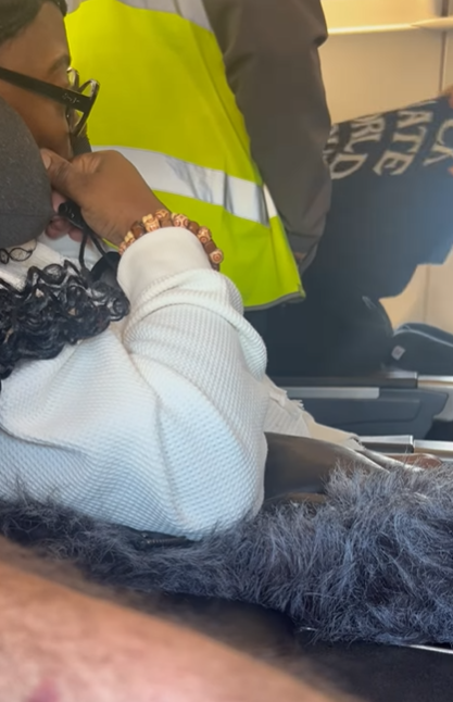 旅客穿1衣服被趕下機 航空公司處理惹批評 網民：好諷刺 