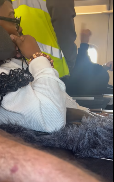 旅客穿1衣服被趕下機 航空公司處理惹批評 網民：好諷刺 