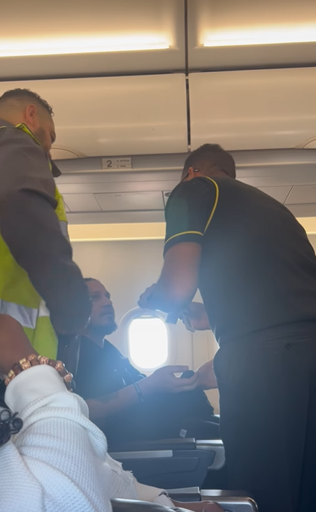 旅客穿1衣服被趕下機 航空公司處理惹批評 網民：好諷刺 