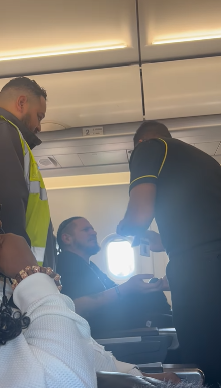 旅客穿1衣服被趕下機 航空公司處理惹批評 網民：好諷刺 