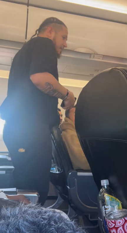 旅客穿1衣服被趕下機 航空公司處理惹批評 網民：好諷刺 