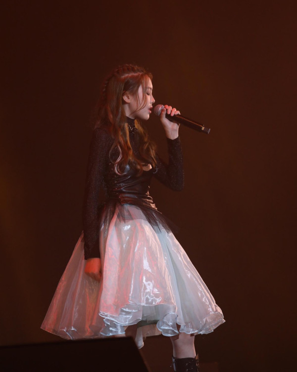 聲夢小花畫作於法國羅浮宮展出 趙紫諾年僅16歲!音樂藝術天份一樣高