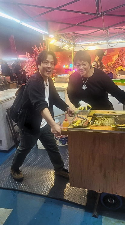 觀塘夜市咖哩魚蛋檔被傳媒指烏蠅圍城  檔主婆婆無奈喊冤／小輩申訴卻被媒體封鎖