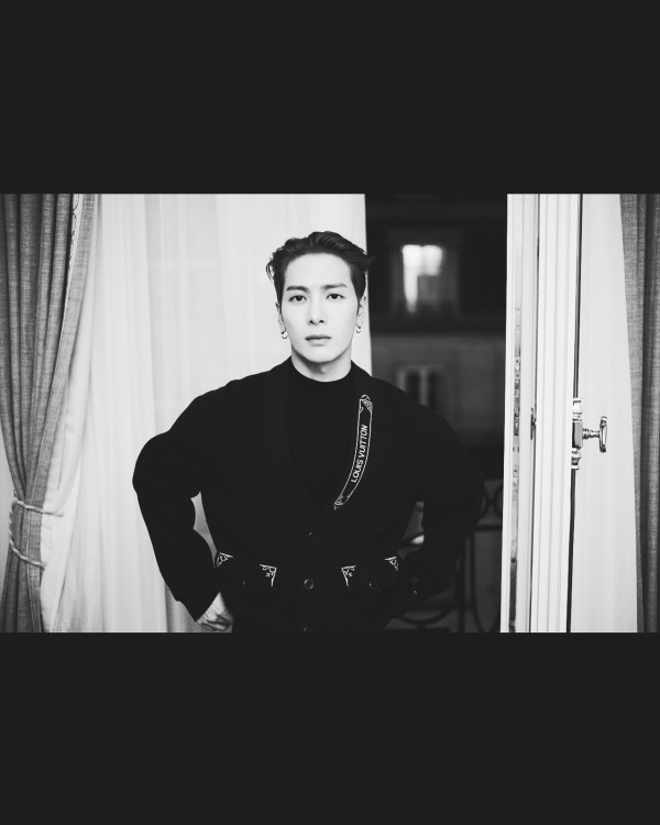 丁子朗備受TVB力捧返內地拍劇 與頂級男神合照惹網友羨慕!