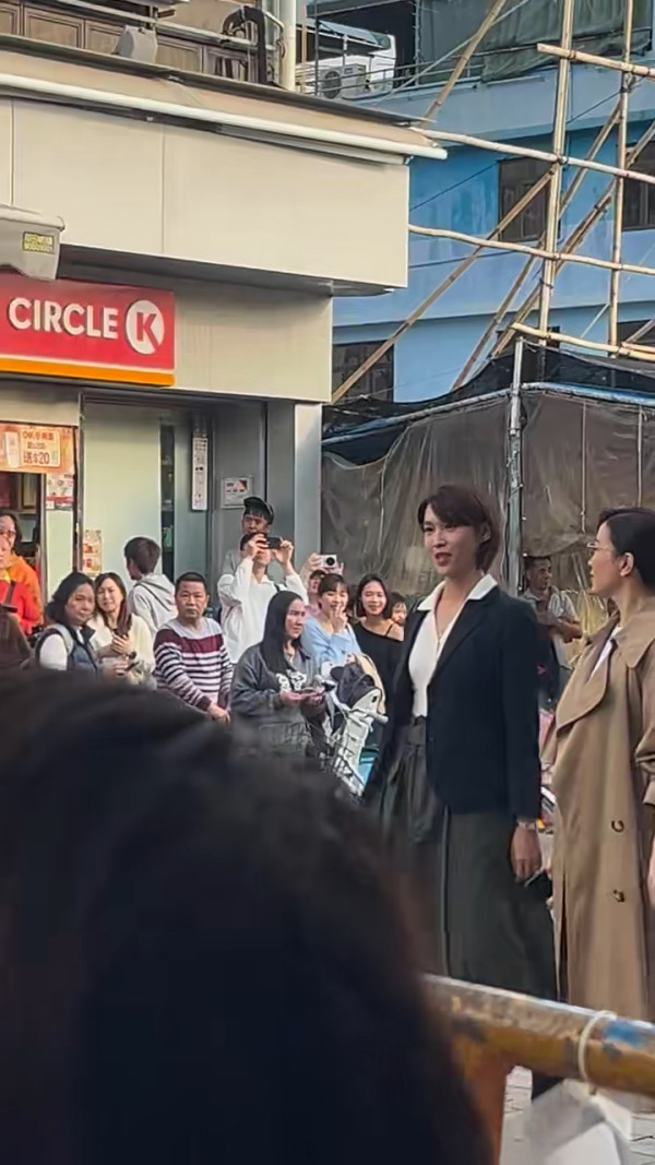 內地客遊長洲巧遇佘詩曼拍戲 路過大嬸搶Fo 喪鬧劇組人員超爆笑 