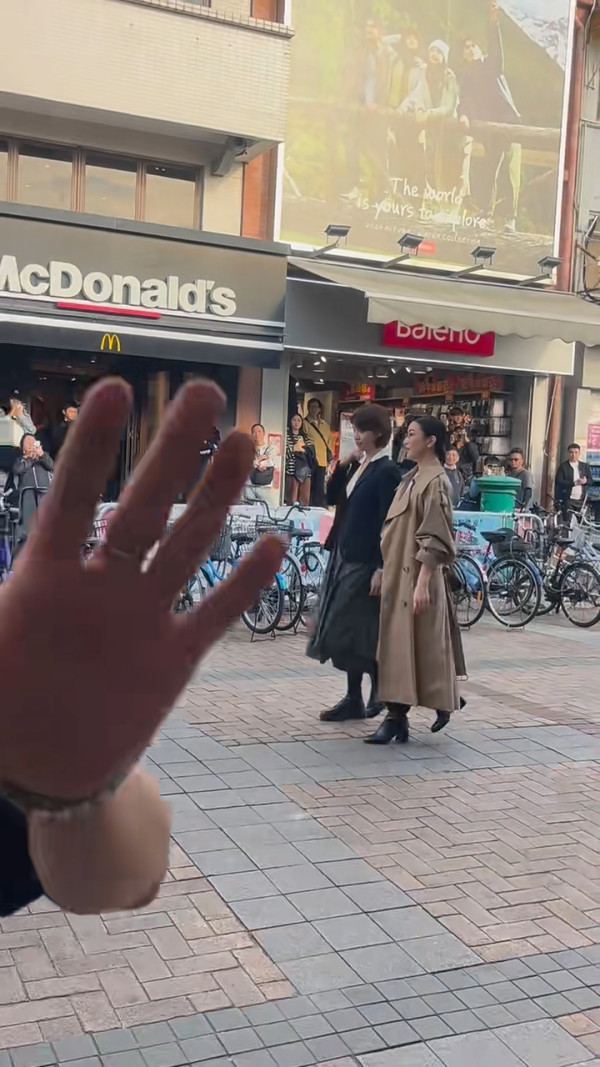 內地客遊長洲巧遇佘詩曼拍戲 路過大嬸搶Fo 喪鬧劇組人員超爆笑 