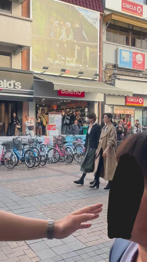 內地客遊長洲巧遇佘詩曼拍戲 路過大嬸搶Fo 喪鬧劇組人員超爆笑 