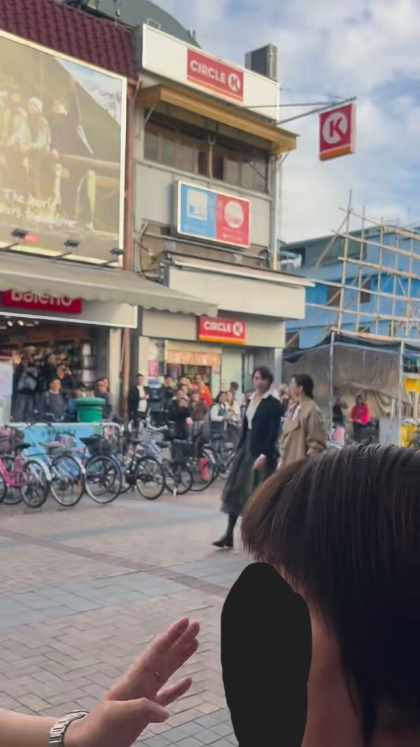 內地客遊長洲巧遇佘詩曼拍戲 路過大嬸搶Fo 喪鬧劇組人員超爆笑 