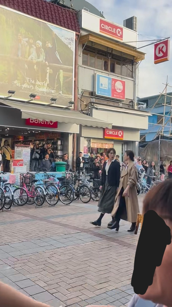 內地客遊長洲巧遇佘詩曼拍戲 路過大嬸搶Fo 喪鬧劇組人員超爆笑 