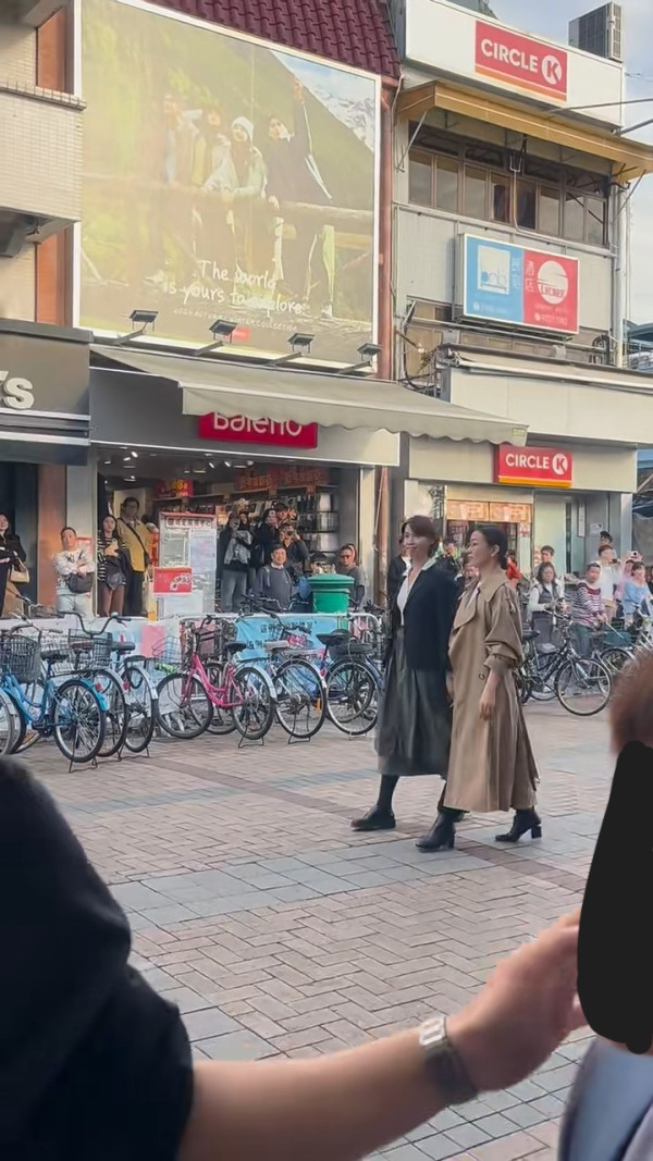 內地客遊長洲巧遇佘詩曼拍戲 路過大嬸搶Fo 喪鬧劇組人員超爆笑 