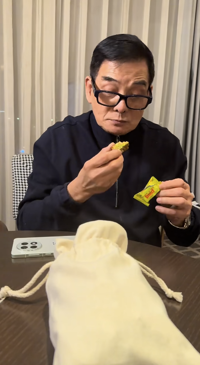 從影片可見,李國麟愈食愈滋味。圖片來源:小紅書 從影片可見,李國麟愈食愈滋味。圖片來源:小紅書