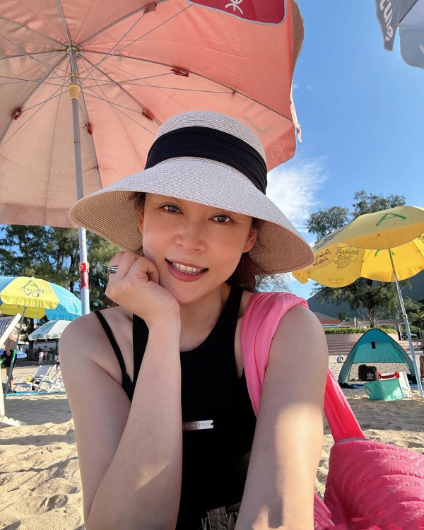 47歲楊卓娜罕有大派美魔女福利圖！低胸泳衣震撼騷身材嘆漂浮早餐