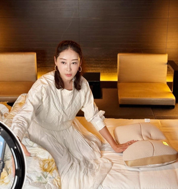 47歲楊卓娜罕有大派美魔女福利圖！低胸泳衣震撼騷身材嘆漂浮早餐