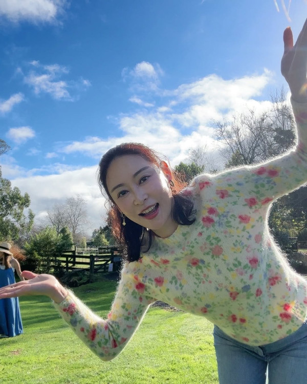 47歲楊卓娜罕有大派美魔女福利圖！低胸泳衣震撼騷身材嘆漂浮早餐