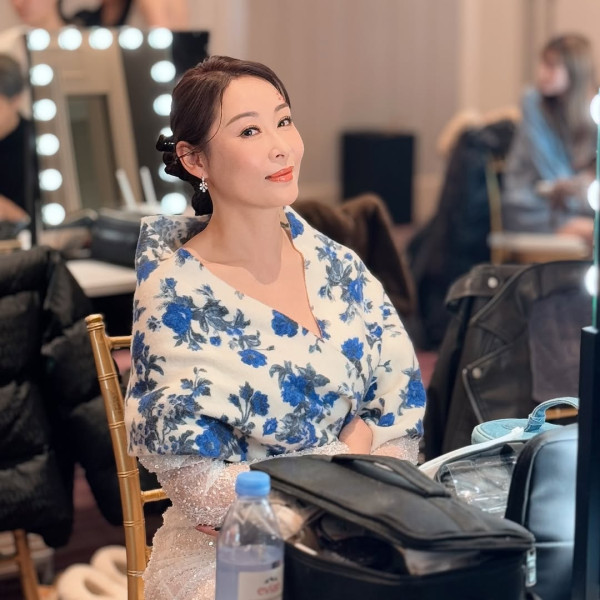 47歲楊卓娜罕有大派美魔女福利圖！低胸泳衣震撼騷身材嘆漂浮早餐