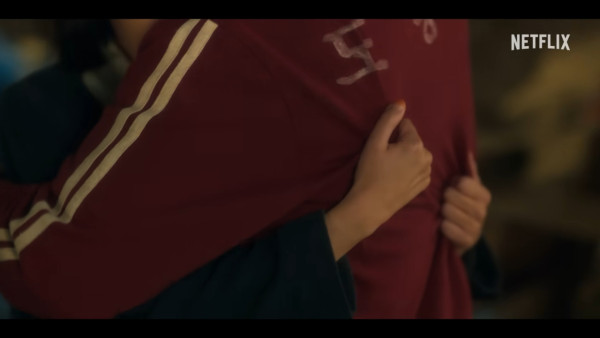 IU新劇濟州島油菜花田取景 劇照美如畫 以四季象徵人生階段蛻變 