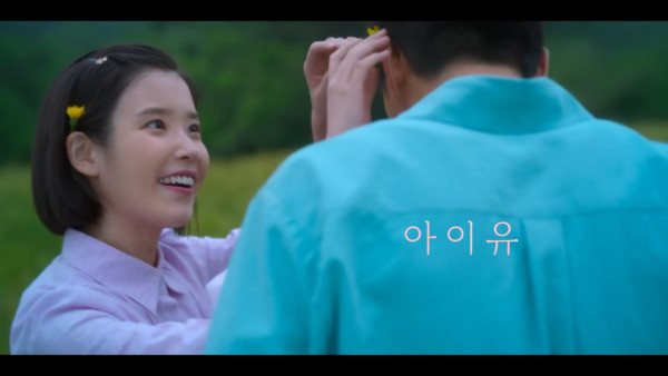 IU新劇濟州島油菜花田取景 劇照美如畫 以四季象徵人生階段蛻變 