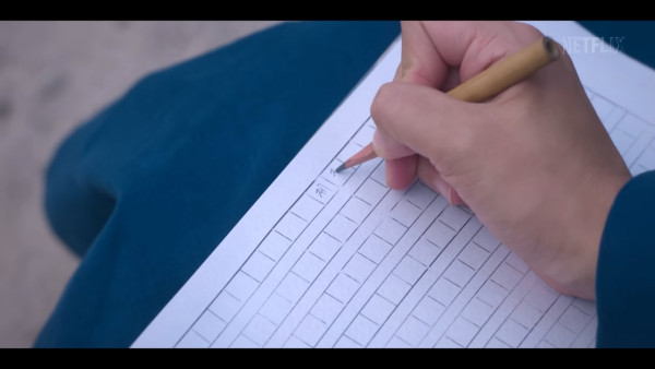 IU新劇濟州島油菜花田取景 劇照美如畫 以四季象徵人生階段蛻變 