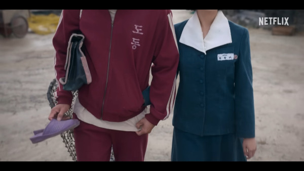 IU新劇濟州島油菜花田取景 劇照美如畫 以四季象徵人生階段蛻變 