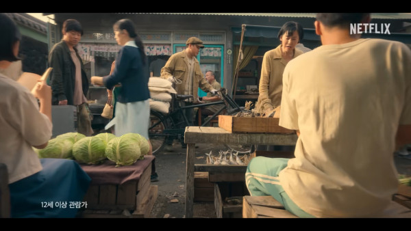 IU新劇濟州島油菜花田取景 劇照美如畫 以四季象徵人生階段蛻變 