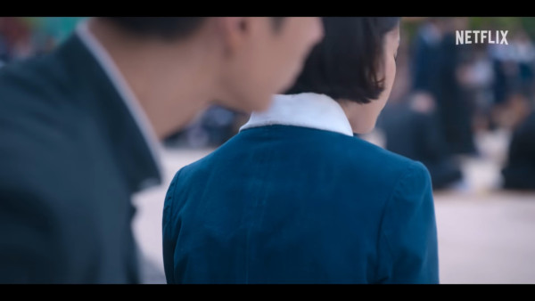 IU新劇濟州島油菜花田取景 劇照美如畫 以四季象徵人生階段蛻變 