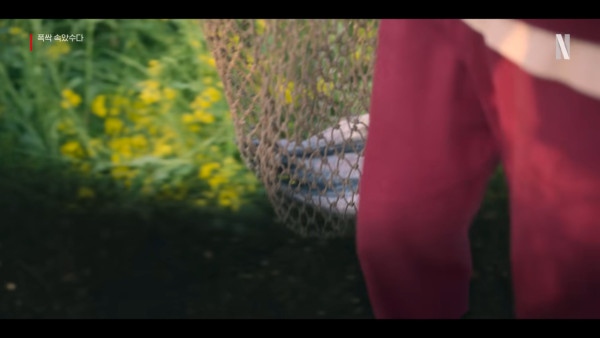 IU新劇濟州島油菜花田取景 劇照美如畫 以四季象徵人生階段蛻變 