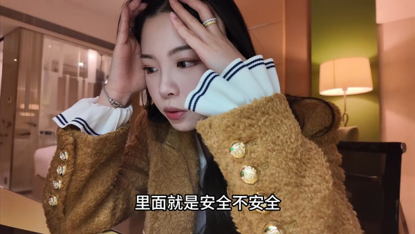 內地女香港K11搭𨋢呻當場變小丑!網民共鳴第1次去要考腦解謎