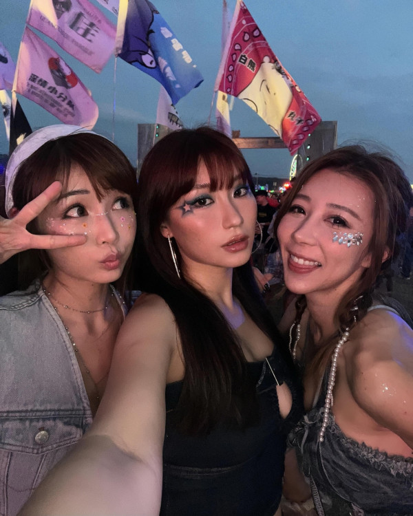 簡淑兒性感現身泰國音樂節 罕曬深長事業線 力撼咪神陳婉衡！ 