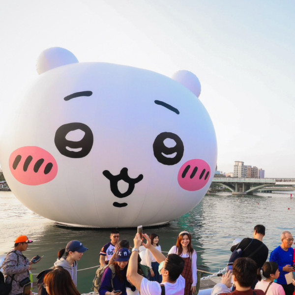 巨型充氣Chiikawa現身高雄港灣！Chiikawa快閃店整理券 搭乘Chiikawa渡輪、輕軌、巴士 