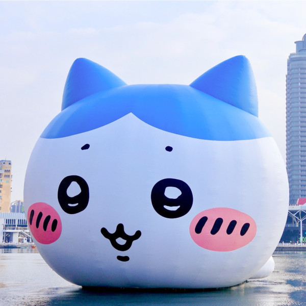 巨型充氣Chiikawa現身高雄港灣！Chiikawa快閃店整理券 搭乘Chiikawa渡輪、輕軌、巴士 