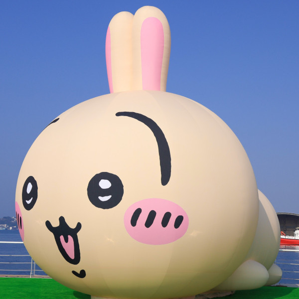 巨型充氣Chiikawa現身高雄港灣！Chiikawa快閃店整理券 搭乘Chiikawa渡輪、輕軌、巴士 