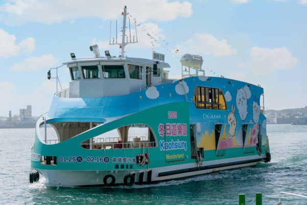 巨型充氣Chiikawa現身高雄港灣！Chiikawa快閃店整理券 搭乘Chiikawa渡輪、輕軌、巴士 