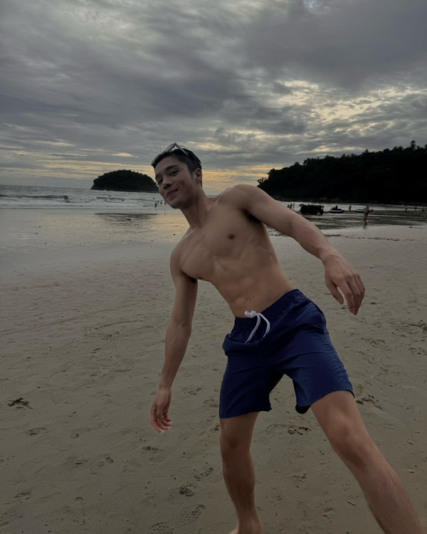 丁子朗備受TVB力捧返內地拍劇 與頂級男神合照惹網友羨慕!