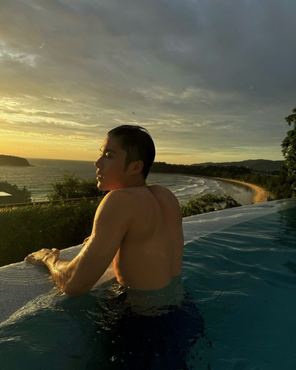 丁子朗備受TVB力捧返內地拍劇 與頂級男神合照惹網友羨慕!