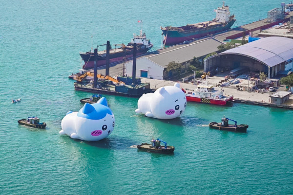 巨型充氣Chiikawa現身高雄港灣！Chiikawa快閃店整理券 搭乘Chiikawa渡輪、輕軌、巴士 