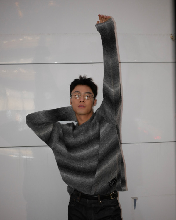 丁子朗備受TVB力捧返內地拍劇 與頂級男神合照惹網友羨慕!