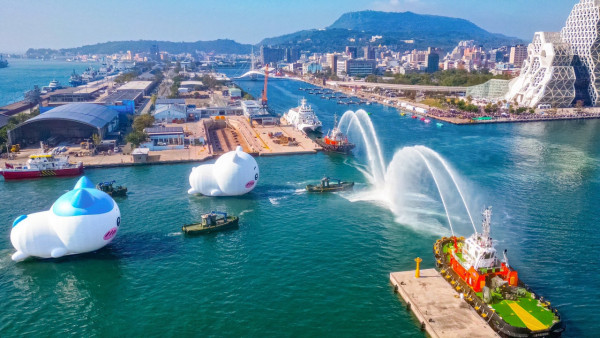 巨型充氣Chiikawa現身高雄港灣！Chiikawa快閃店整理券 搭乘Chiikawa渡輪、輕軌、巴士 