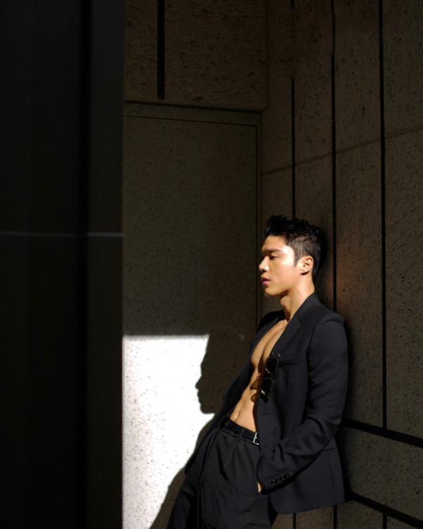 丁子朗備受TVB力捧返內地拍劇 與頂級男神合照惹網友羨慕!