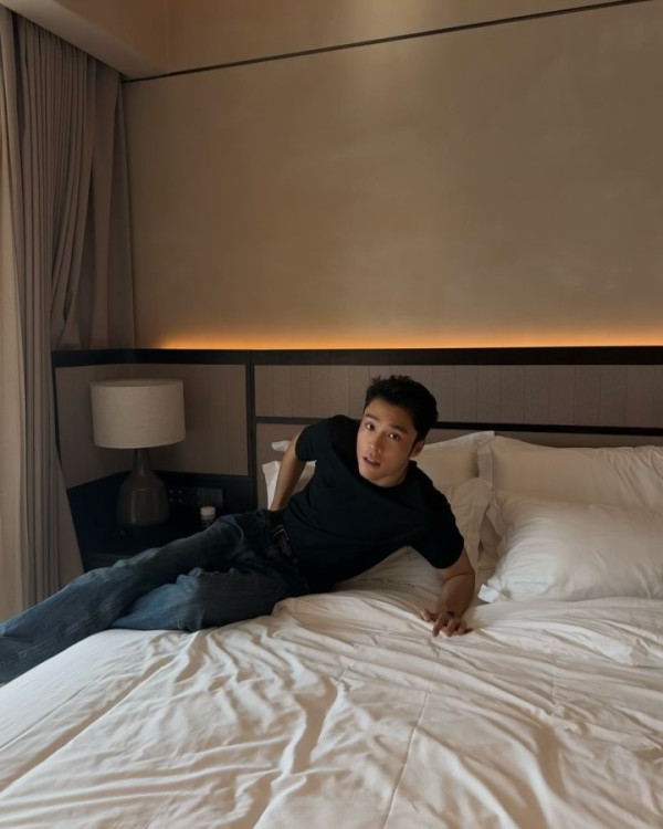 丁子朗備受TVB力捧返內地拍劇 與頂級男神合照惹網友羨慕!