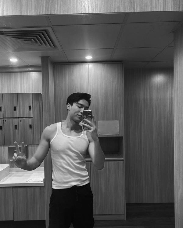 丁子朗備受TVB力捧返內地拍劇 與頂級男神合照惹網友羨慕!