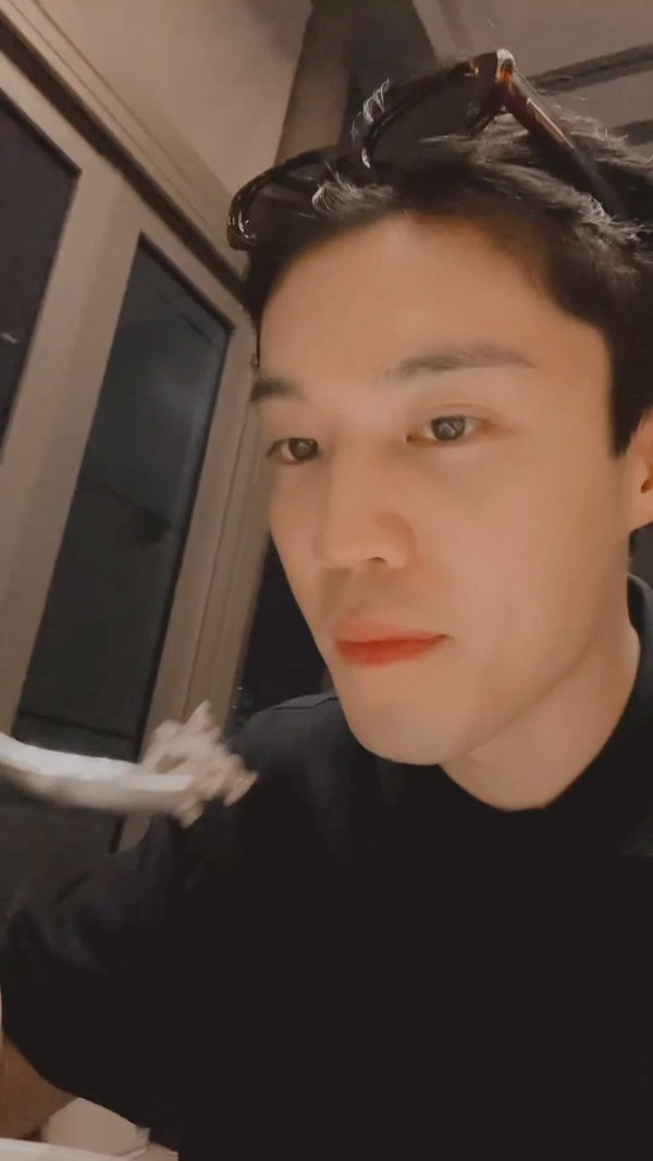 丁子朗道歉了|講者無心聽者有意 坐商務艙拍片被質疑炫富兩地網民負評