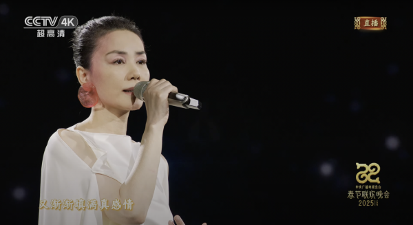 王菲激罕現身春晚 網民大讚被靚聲「超渡」！髮際線腮紅妝登熱搜料掀潮流 