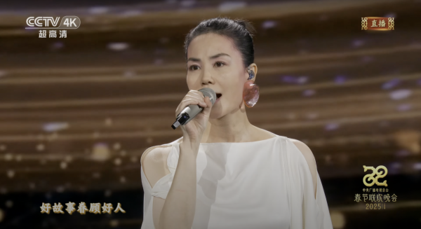 王菲激罕現身春晚 網民大讚被靚聲「超渡」！髮際線腮紅妝登熱搜料掀潮流 