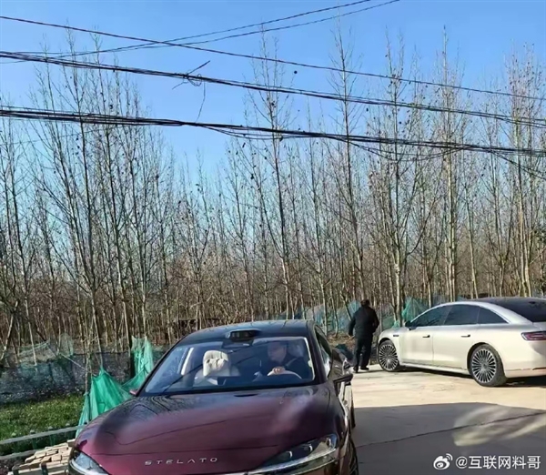 余承東春節返鄉展親民形象 駕享界 S9 三摺疊手機吸睛成焦點