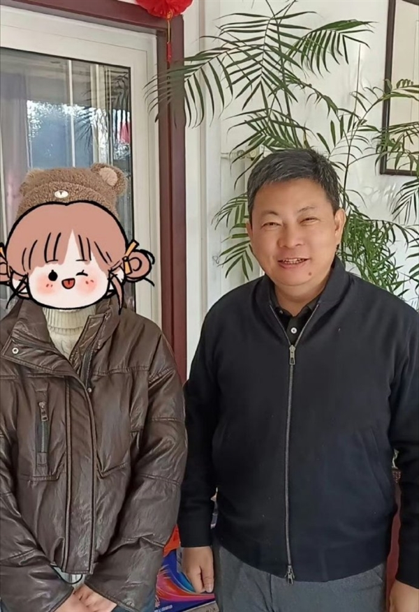 余承東春節返鄉展親民形象 駕享界 S9 三摺疊手機吸睛成焦點