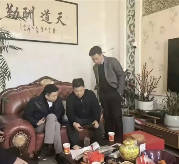 余承東春節返鄉展親民形象 駕享界 S9 三摺疊手機吸睛成焦點