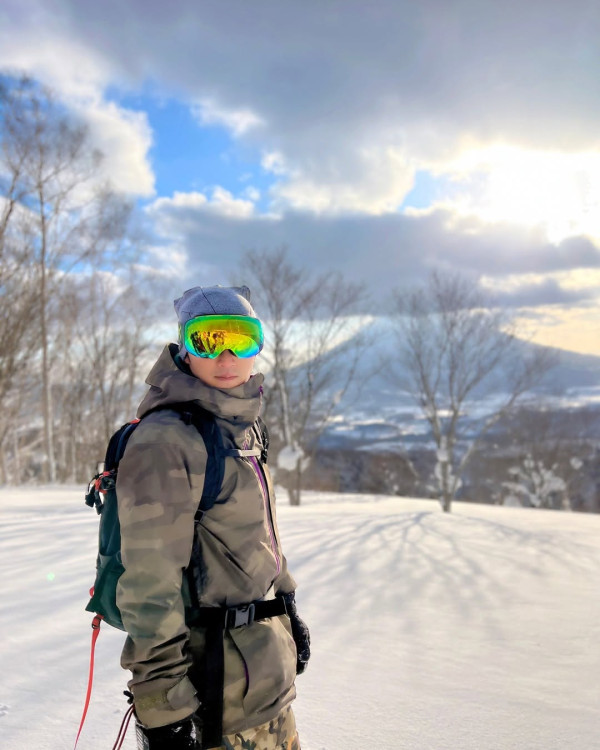 胡定欣元宵節無預警公布戀情 孖年下男友日本雪地放閃:親愛的