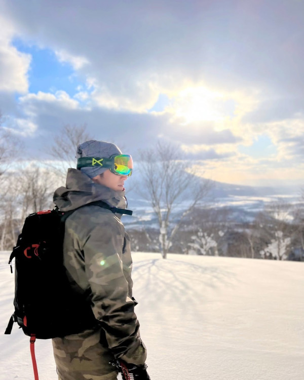 胡定欣元宵節無預警公布戀情 孖年下男友日本雪地放閃:親愛的