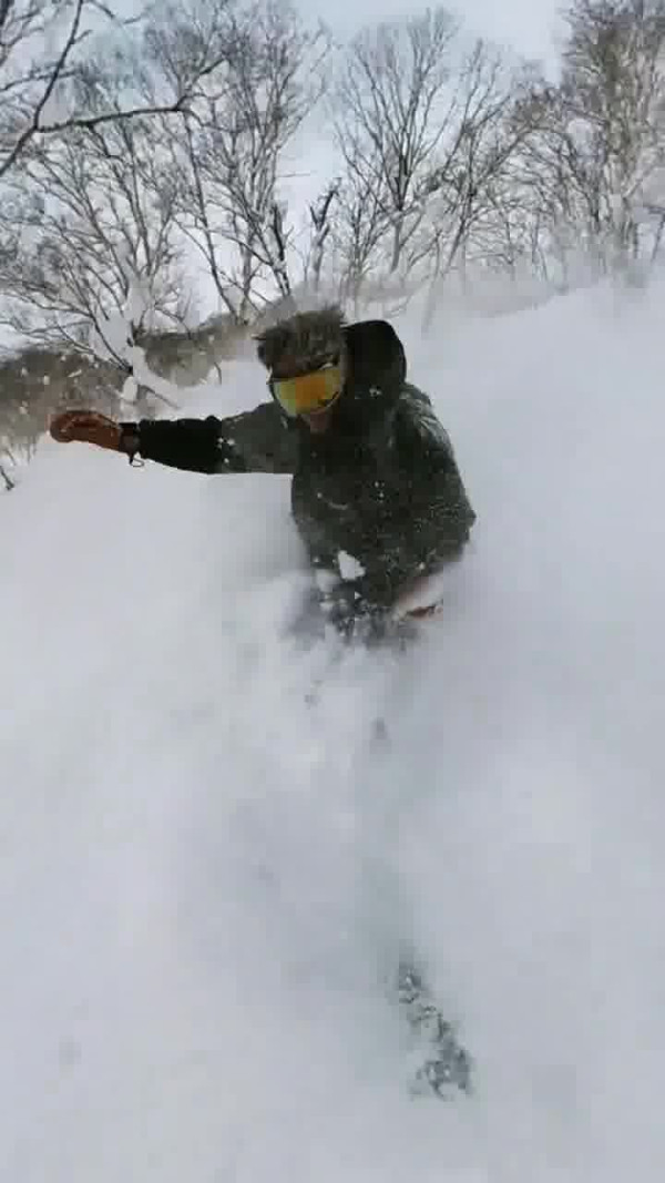 謝霆鋒日本滑雪型爆自拍炫技！三父子同框照罕有曝光 驚見仔仔高過爸爸 