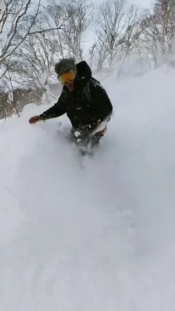 謝霆鋒日本滑雪型爆自拍炫技！三父子同框照罕有曝光 驚見仔仔高過爸爸 